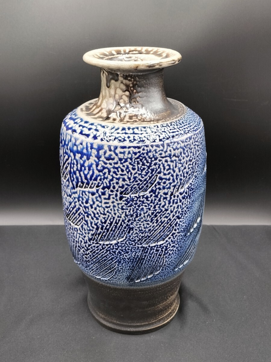 明石庄作 塩釉紋打壷 高さ24cm 壺 花器 花瓶 花生 花入 花入れ 共箱 共布 栞 塩釉 陶芸 陶印 在銘 庄作 骨董 鑑賞陶 工芸美術 インテリア飾_画像2