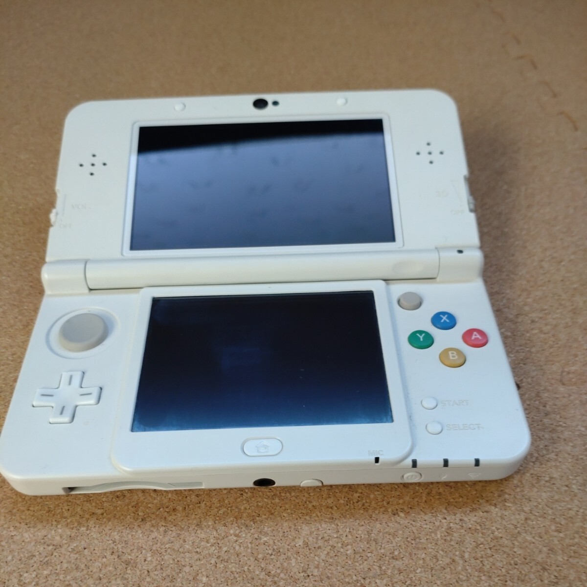 New NINTENDO 3DS本体 ホワイト系 カバー付 動作品/初期化済 USED品　ニンテンドー3DS 任天堂　ゲー厶機_画像4