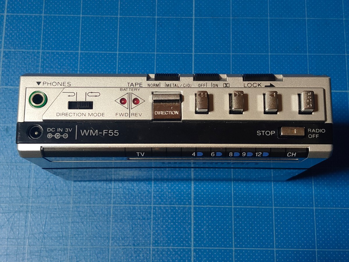 SONY(ソニー) WM-F55 WALKMAN シルバー ケース付き/ウォークマン/MADE IN JAPAN/3バンドチューナー内蔵/通電不可/現状渡し/_画像3