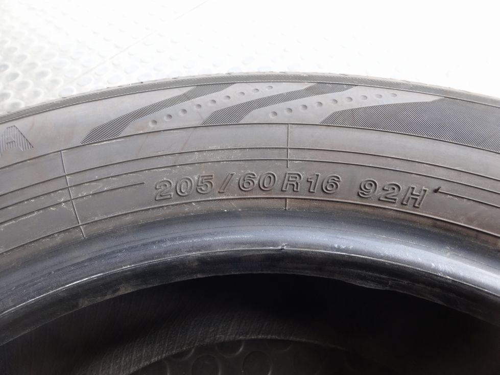 ヨコハマ BluEarth-RV RV03 205/60R16 92H 中古タイヤ 1本 2022年 日本製の画像4