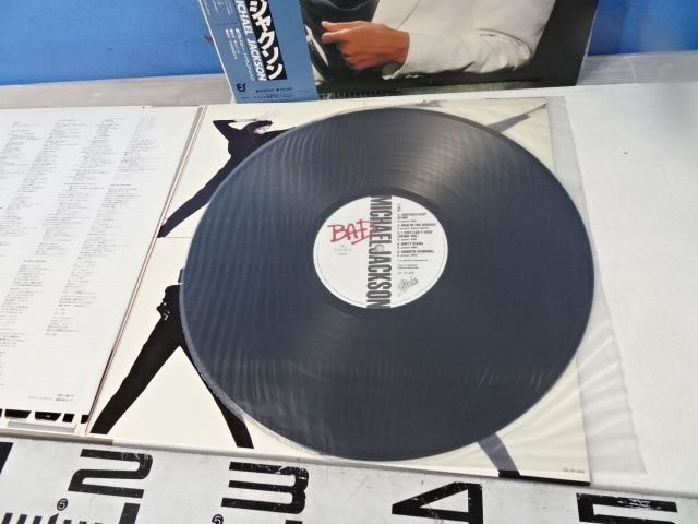 PK-76/LPレコード盤 MichelJacksonマイケルジャクソン 帯付き スリラー BAD 洋楽 アナログ 2枚まとめて コレクター マニア_画像5