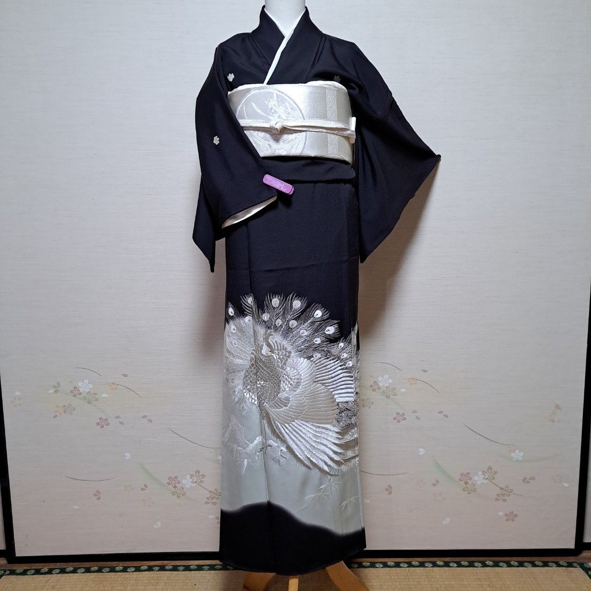 訳あり】正絹 孔雀 刺繍 金銀糸 比翼付き 黒留袖4点セット 訳あり】正絹 孔雀 刺繍 金銀糸 比翼付き 黒留袖4点セット