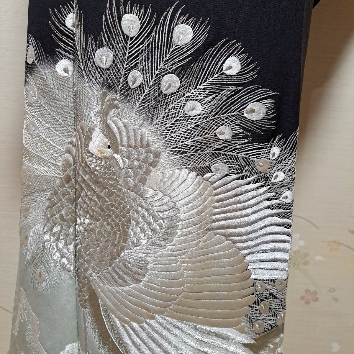 訳あり】正絹 孔雀 刺繍 金銀糸 比翼付き 黒留袖4点セット 訳あり】正絹 孔雀 刺繍 金銀糸 比翼付き 黒留袖4点セット