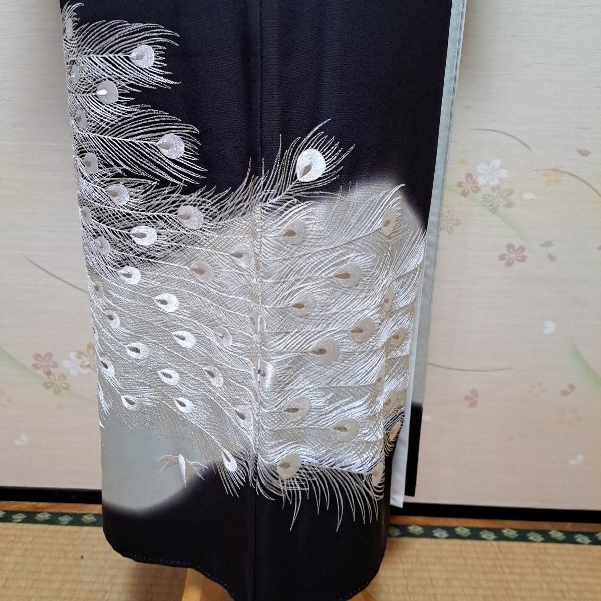 訳あり】正絹 孔雀 刺繍 金銀糸 比翼付き 黒留袖4点セット 訳あり】正絹 孔雀 刺繍 金銀糸 比翼付き 黒留袖4点セット