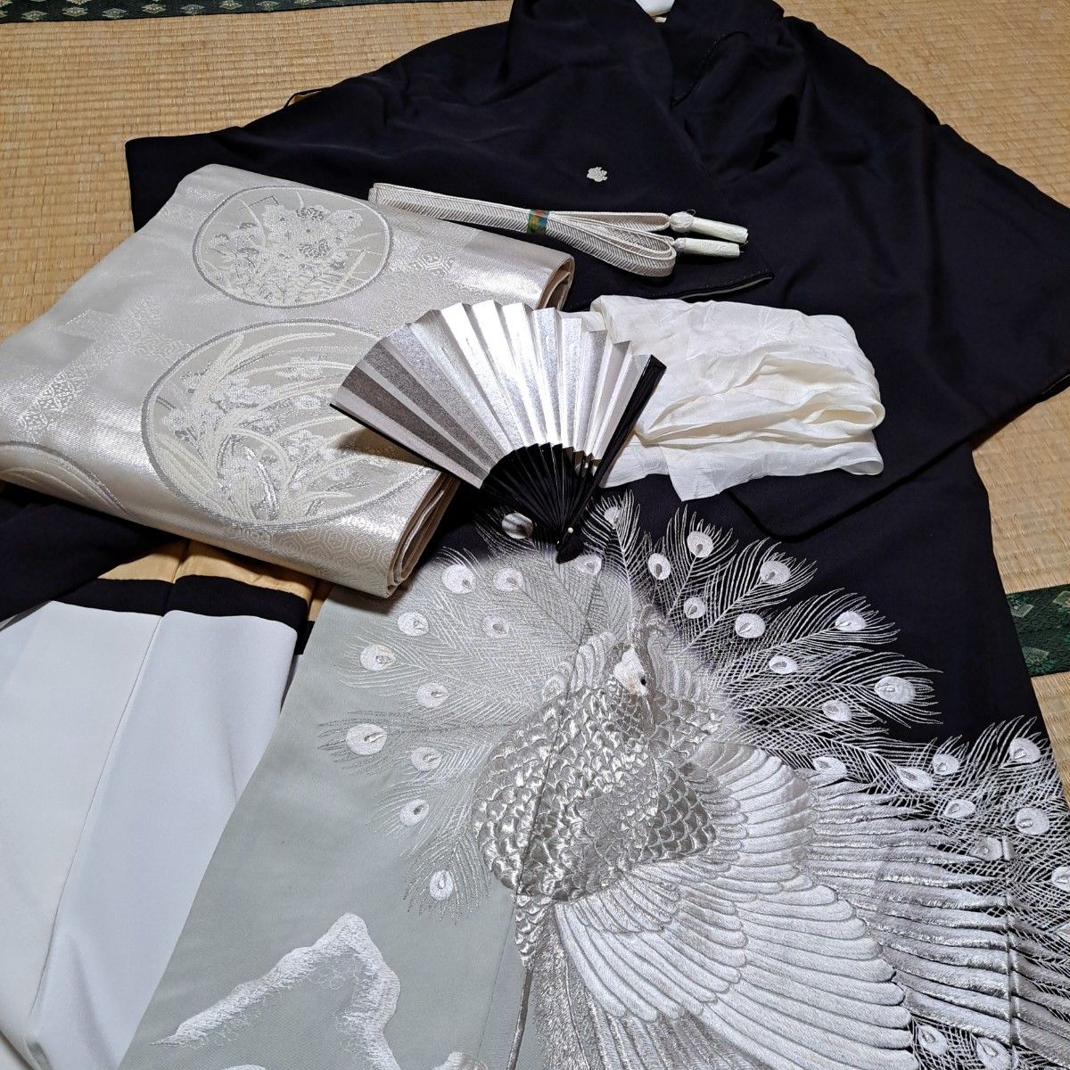 訳あり】正絹 孔雀 刺繍 金銀糸 比翼付き 黒留袖4点セット 訳あり】正絹 孔雀 刺繍 金銀糸 比翼付き 黒留袖4点セット