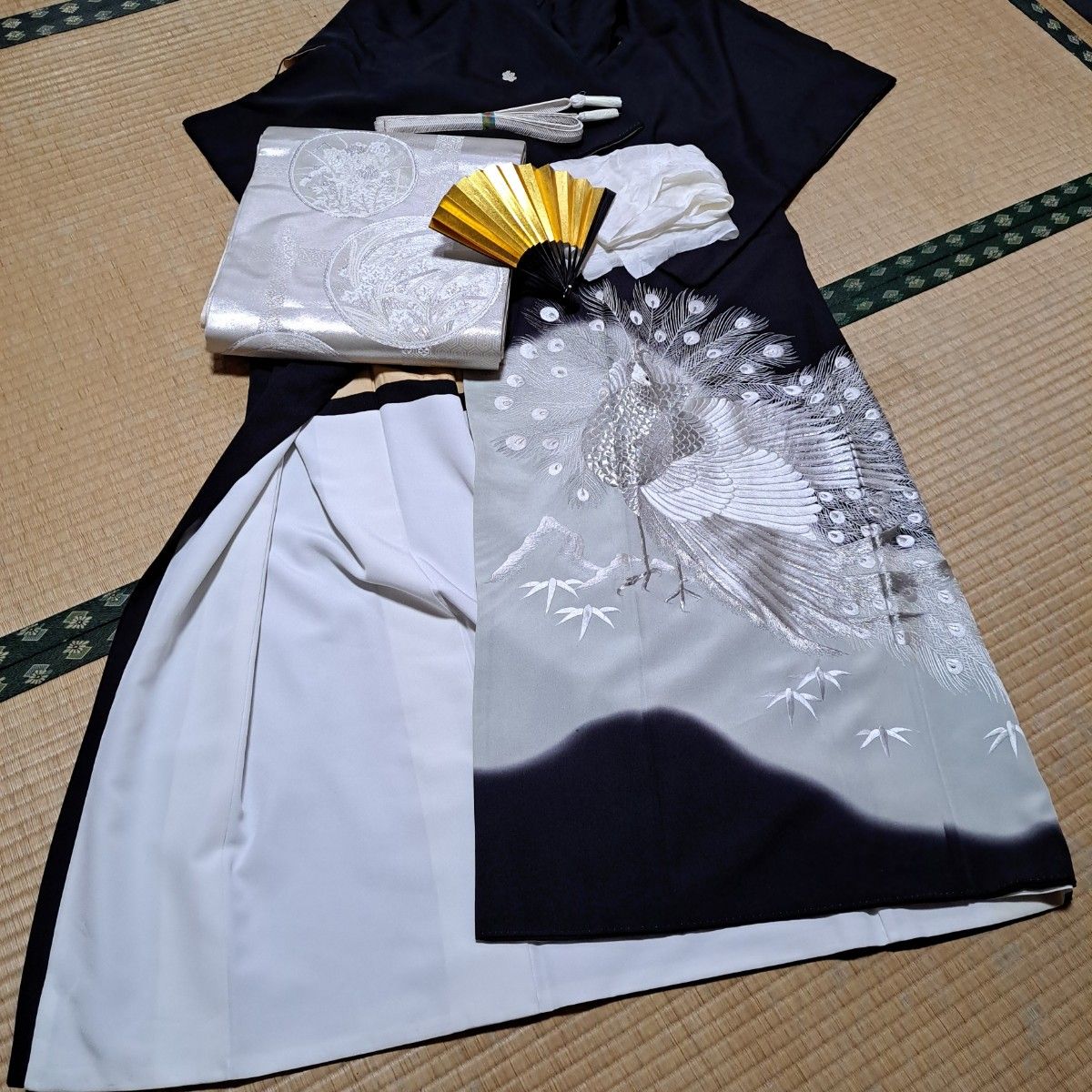 訳あり】正絹 孔雀 刺繍 金銀糸 比翼付き 黒留袖4点セット 訳あり】正絹 孔雀 刺繍 金銀糸 比翼付き 黒留袖4点セット