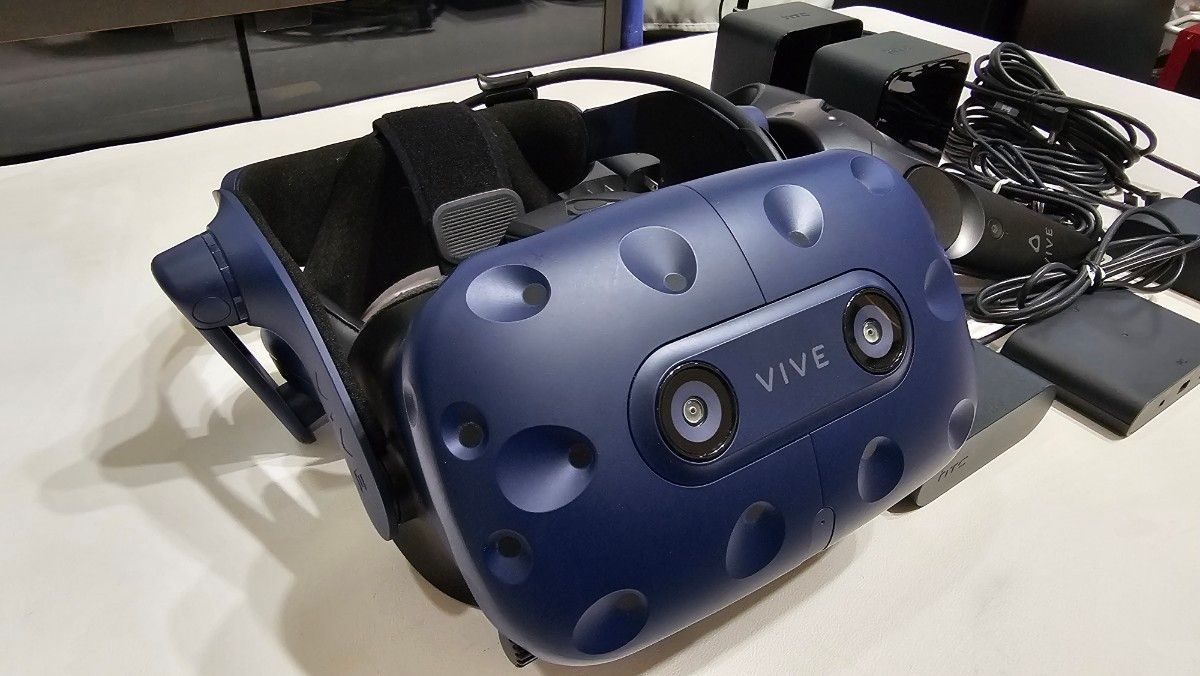 HTC VIVE PRO フルセット 動作確認済み BS及びコントローラは1 0 HTC VIVE PRO フルセット 動作確認済み BS及びコントローラは1 0