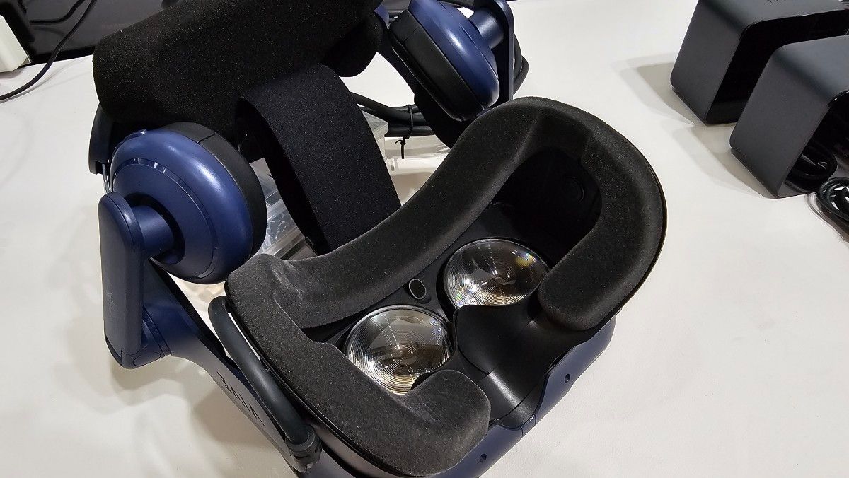 HTC VIVE PRO フルセット 動作確認済み BS及びコントローラは1 0 HTC VIVE PRO フルセット 動作確認済み BS及びコントローラは1 0