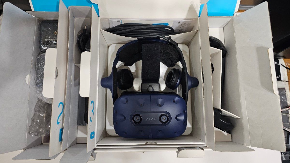 HTC VIVE PRO フルセット 動作確認済み BS及びコントローラは1 0 HTC VIVE PRO フルセット 動作確認済み BS及びコントローラは1 0