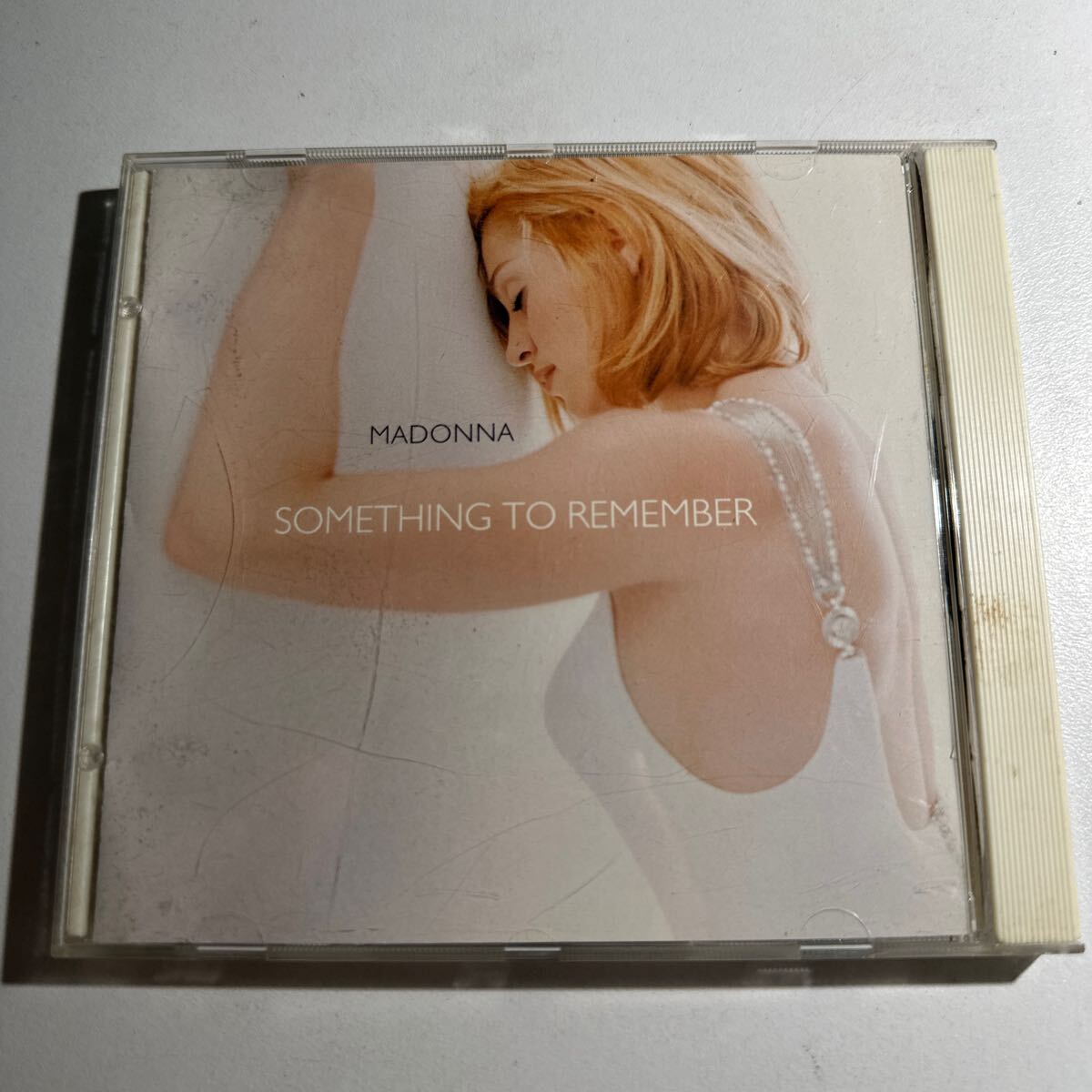 【中古輸入盤】 ＳＯＭＥＴＨＩＮＧ ＴＯ ＲＥＭＥＭＢＥＲ／マドンナ_画像1