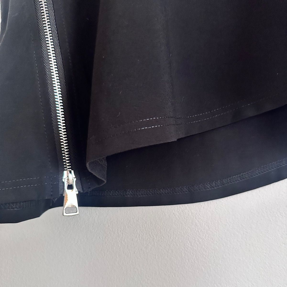 アシンメトリー サイドジップ フレンチ Tシャツ & スカート ファスナー 装飾 黒 ブラック ノースリーブ