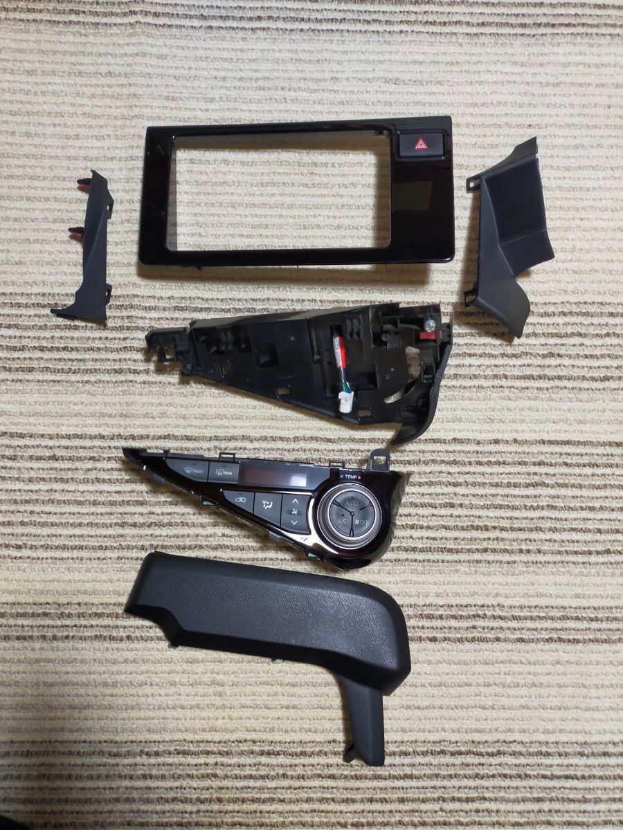 トヨタ純正 NHP10 アクア 9インチナビ フィッティングキット トヨタ純正 NHP10 アクア 9インチナビ フィッティングキット