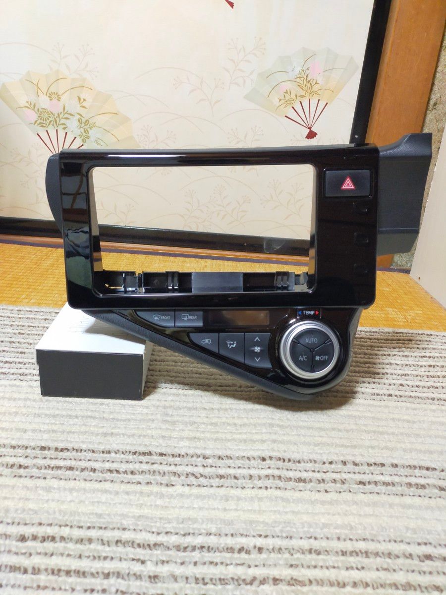 トヨタ純正 NHP10 アクア 9インチナビ フィッティングキット トヨタ純正 NHP10 アクア 9インチナビ フィッティングキット