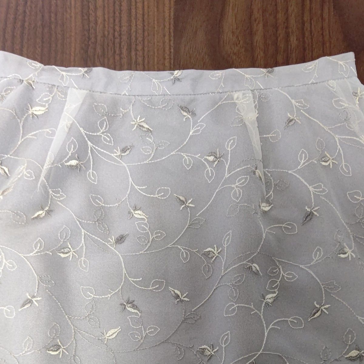 花柄刺繍のミディスカート