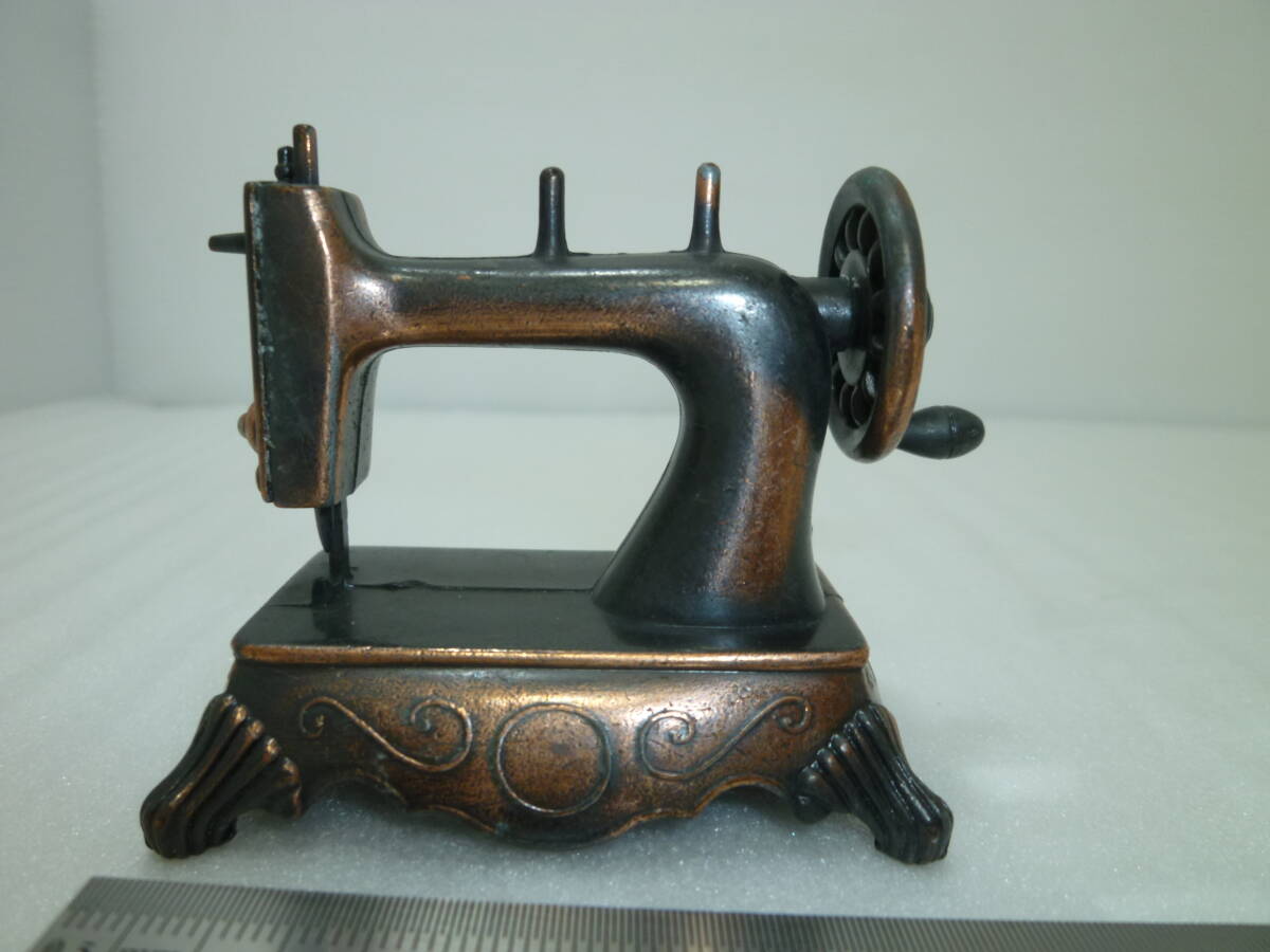 PLAYME фирма античный точилка миниатюра [ швейная машина?] Испания производства металл 