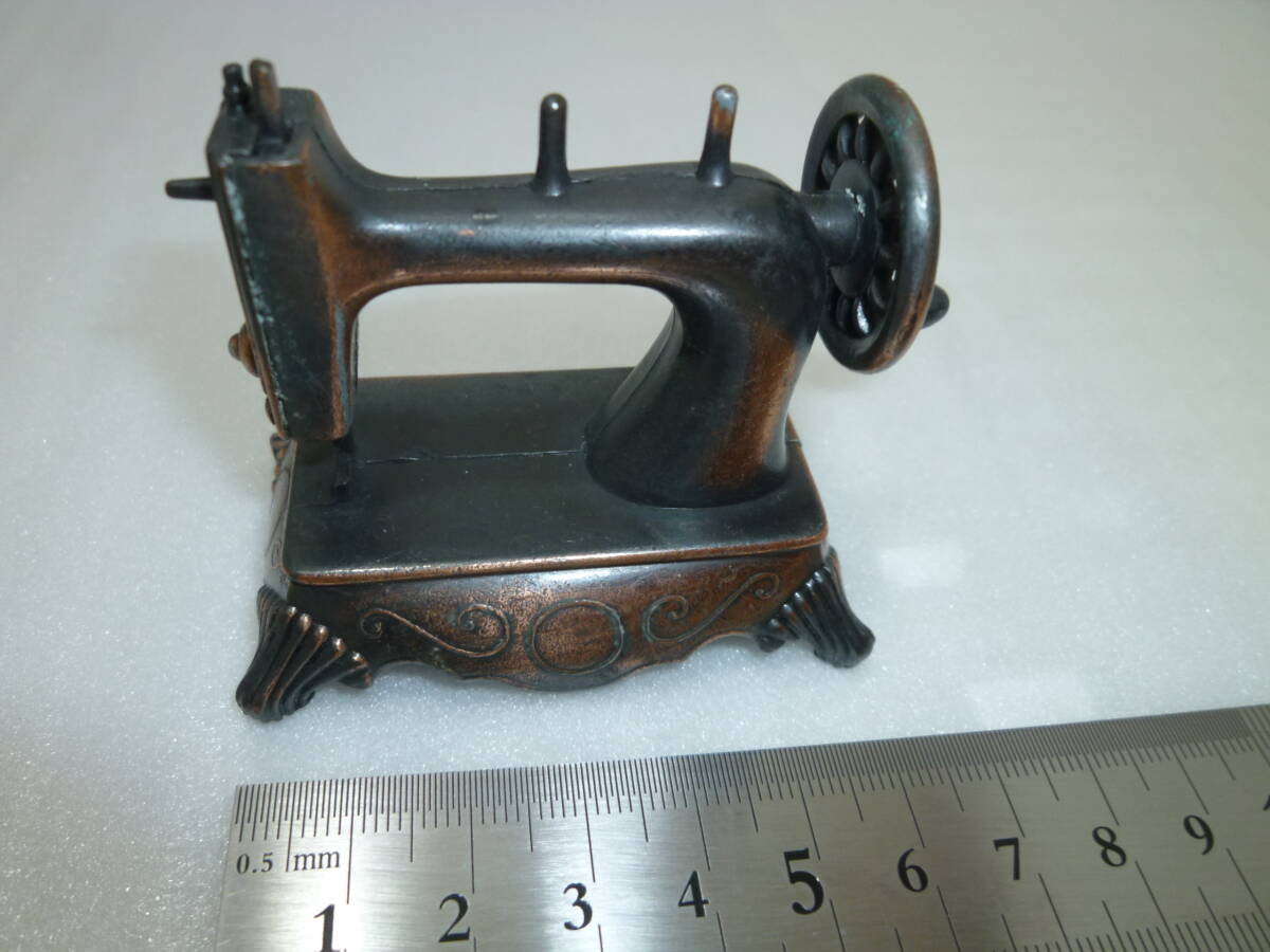 PLAYME фирма античный точилка миниатюра [ швейная машина?] Испания производства металл 