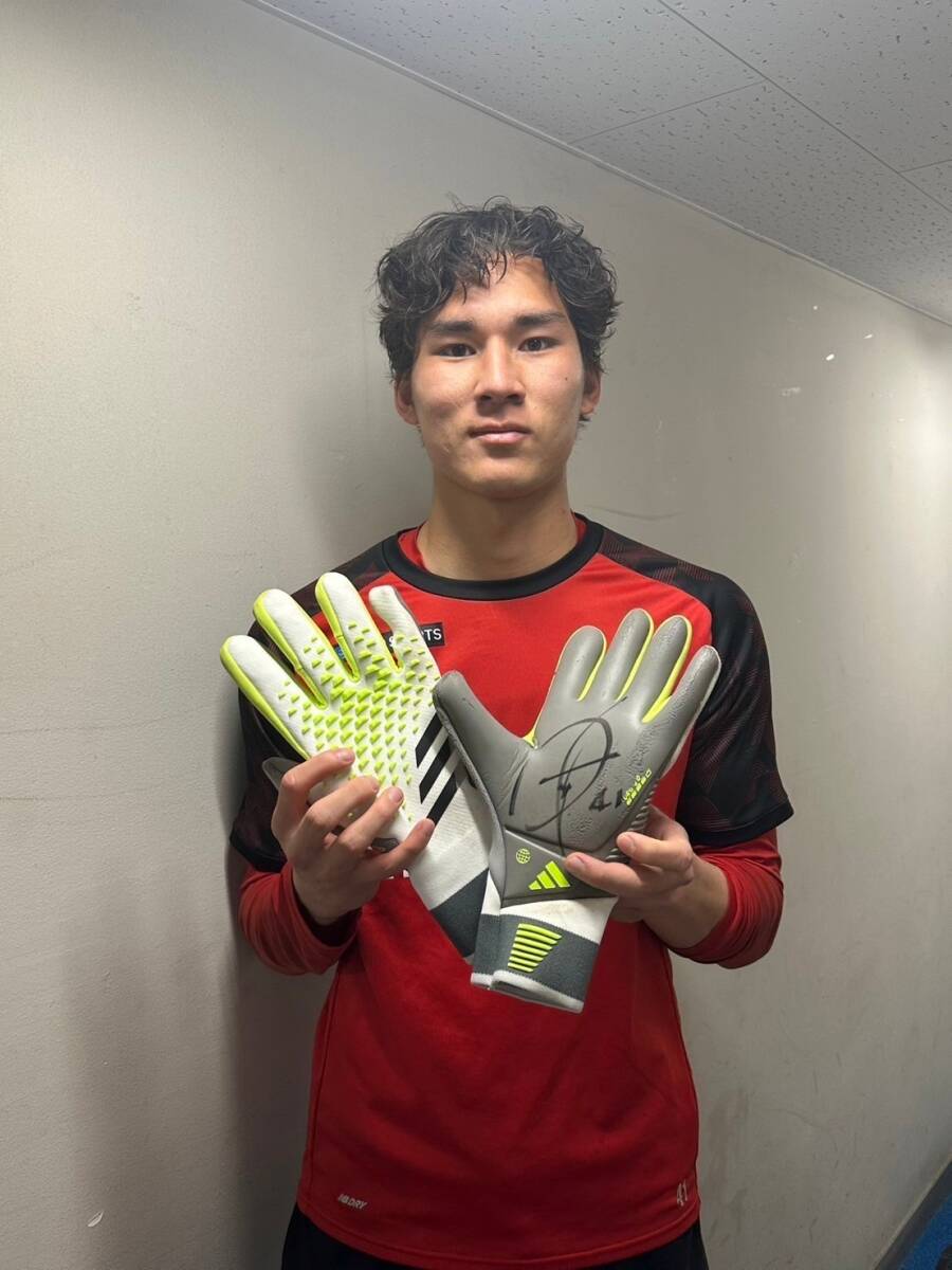 [ charity ].. large . brand n(FC Tokyo ) autographed GK glove 198