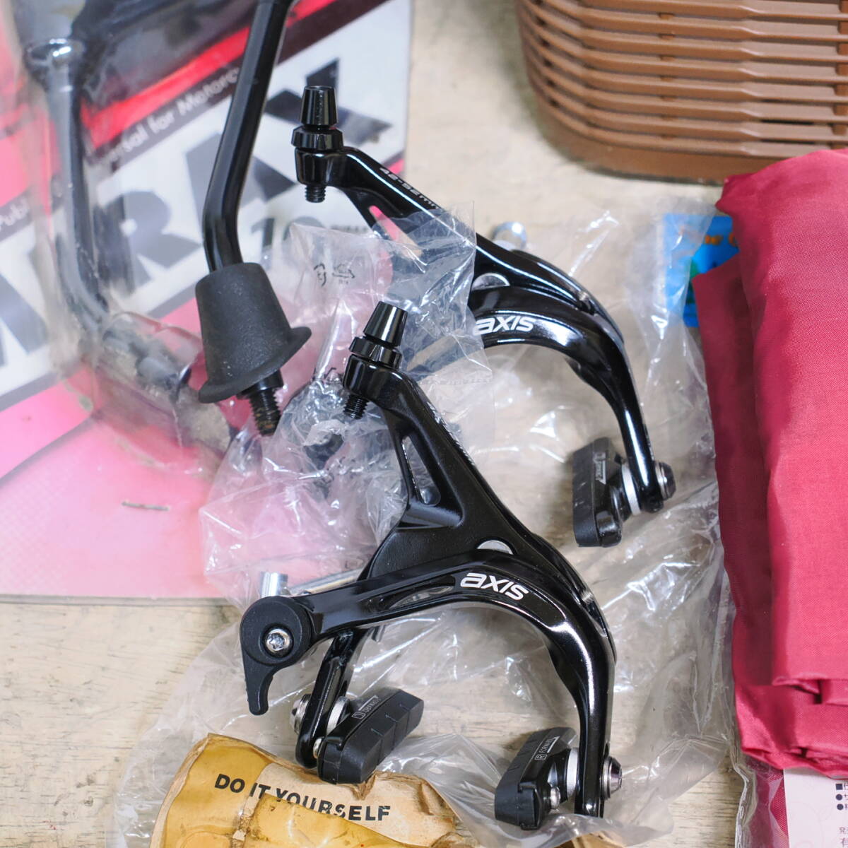 e) 自転車部品 まとめて サンヨースピードメーター axisブレーキキャリパー ローズ前かごカバーきんちゃくタイプ OGK FB-002 他_画像3