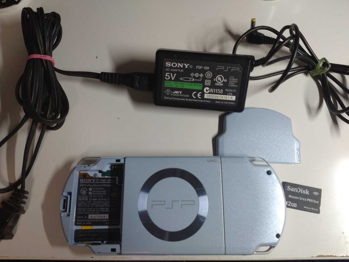 ④【動作確認済】 PSP 本体 PSP-2000 フェリシア・ブルー メモリースティック 2GB 充電器_画像3