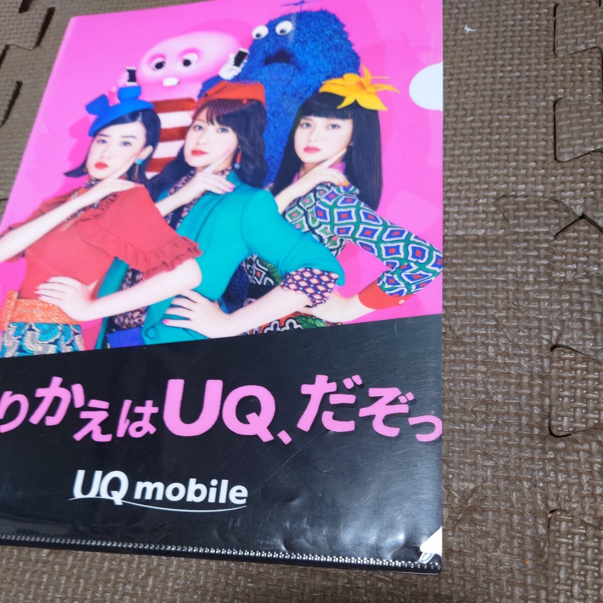 UQ mobile 10周年記念クリアファイル　中古、傷、折れあり_画像4