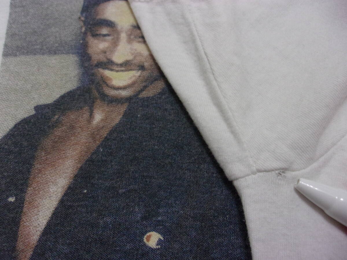 2PAC Tシャツ M 2パック TUPAC フォト ラップT 古着 トップス GANGSTA hiphop Thug Life makaveli Death Row snoop dog Dr.Dre warren g_左脇。ピンホール部分です。