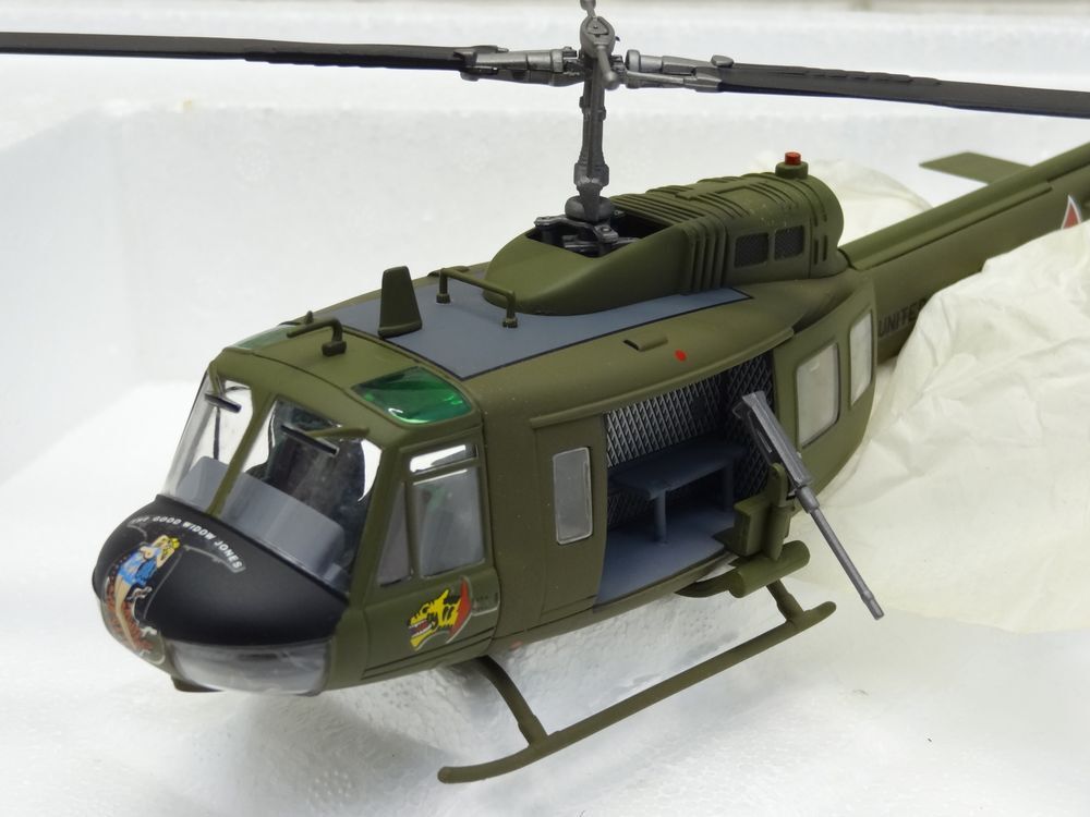 ヘリコプター 1/48 フィギュア CLLECTION ARMOUR UH 1 HUEY_画像3