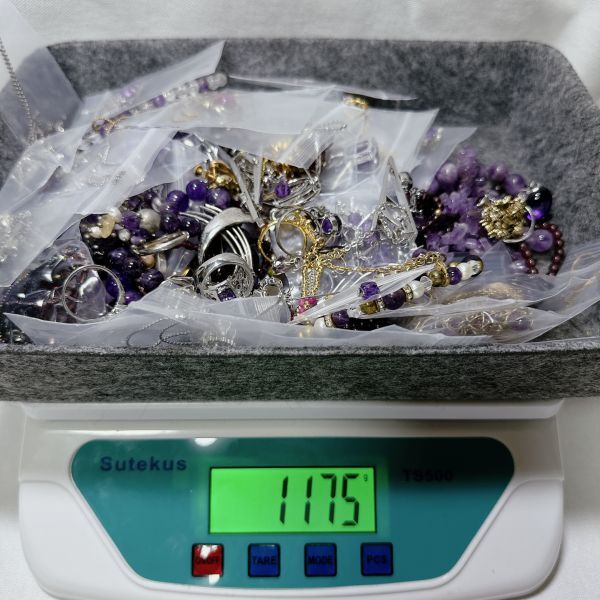 BQ 紫 パープル系 アクセサリー 大量 まとめ 約1100g 1.1kg アメジスト 天然 紫石 ネックレス ペンダント ブローチ リング ブレスレット 等_画像2