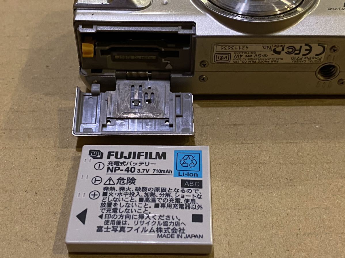 ①FUJIFILM フジフィルム　コンパクトデジタルカメラ FinePix F710_画像3