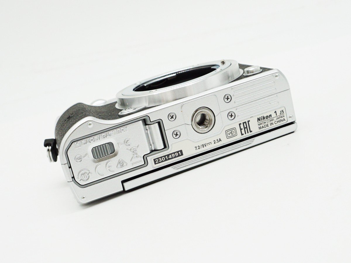 ◇【ニコン】Nikon 1 J5 ダブルレンズキット シャッター回数：199回 ミラーレス一眼カメラ シルバー_画像3