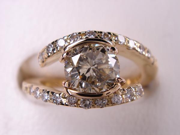 ★新品・送料無料★１８金ダイヤデザインリング★１．０４ｃｔ★_指にピッタリフィットです