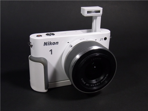 中古美品/完動品 Nikon J1 ボディ/レンズセット 純正バッテリー2個/オプショングリップ/その他属品付 ニコン10-30mm1：3.5-5.6VR デジカメ の画像2
