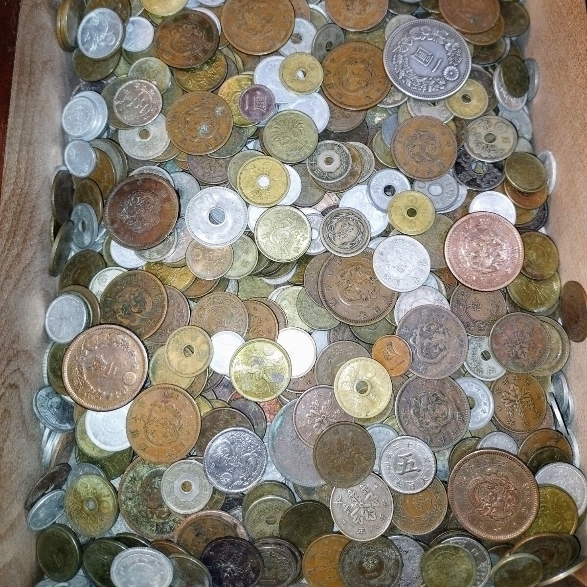 D27 3.20kg 希少 未選別日本古銭 銀貨 各種大量おまとめ No.4の画像1