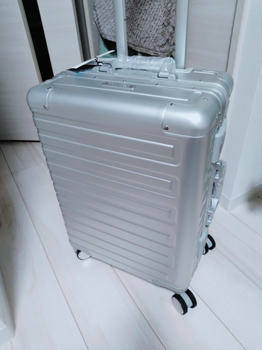 新品タグ付　アルミ製スーツケース　キャリー　機内持込　シルバー　高級 未使用 ビジネストラベル 旅行出張 小型 1〜3泊向 格安 _画像1