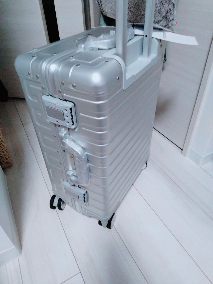 新品タグ付　アルミ製スーツケース　キャリー　機内持込　シルバー　高級 未使用 ビジネストラベル 旅行出張 小型 1〜3泊向 格安 _画像2