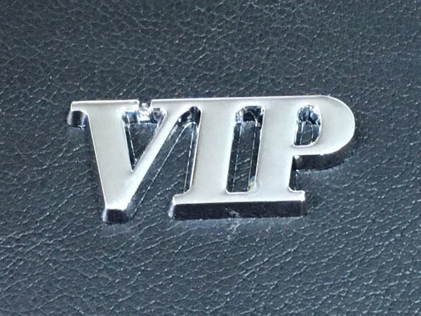 送料無料 2枚 VIP エンブレム シルバー クラウン レクサストヨタ 日産 ホンダ マツダ 三菱 スズキ シール ステッカー クロームメッキ_アップ画像。光り輝くVIPエンブレムです。