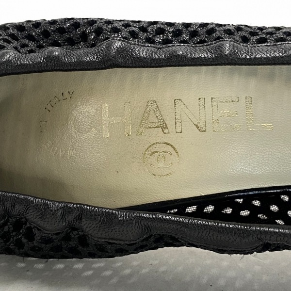 シャネル CHANEL パンプス 36 1/2 C - レザー×エナメル（レザー） 黒 レディース ココマーク/パール/パンチング/アウトソール張替済 靴_画像5