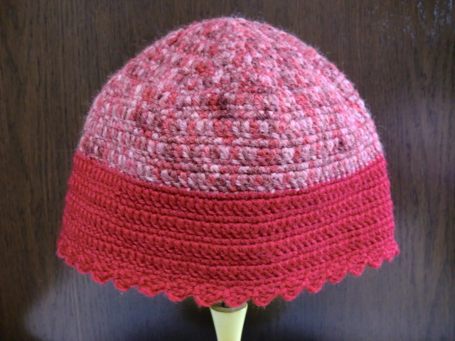 80代のおばーちゃんが自己流で編んだニット帽　赤系　秋・冬用　ハンドメイド