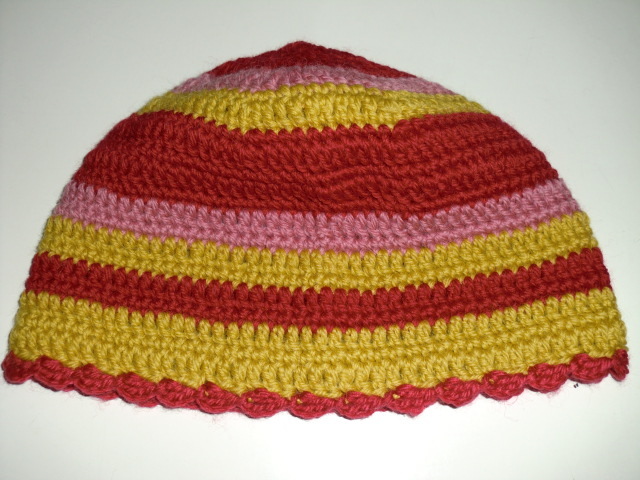 80代のおばーちゃんが自己流で編んだニット帽　赤＆ピンク＆黄色　しましま　春秋冬用　ハンドメイド