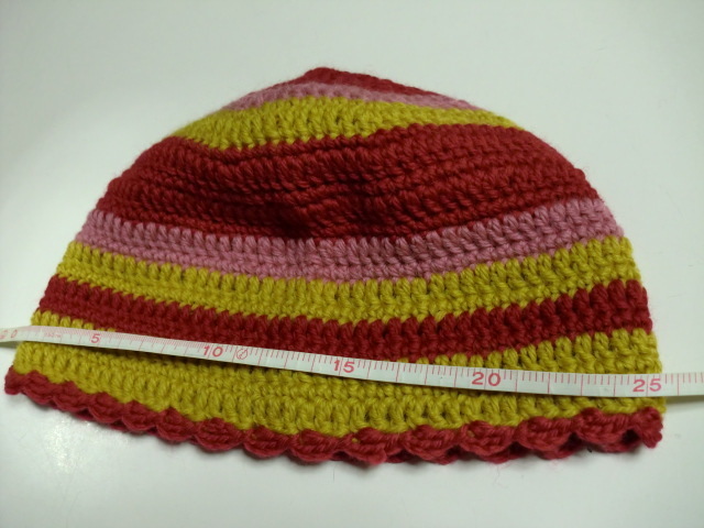 80代のおばーちゃんが自己流で編んだニット帽　赤＆ピンク＆黄色　しましま　春秋冬用　ハンドメイド