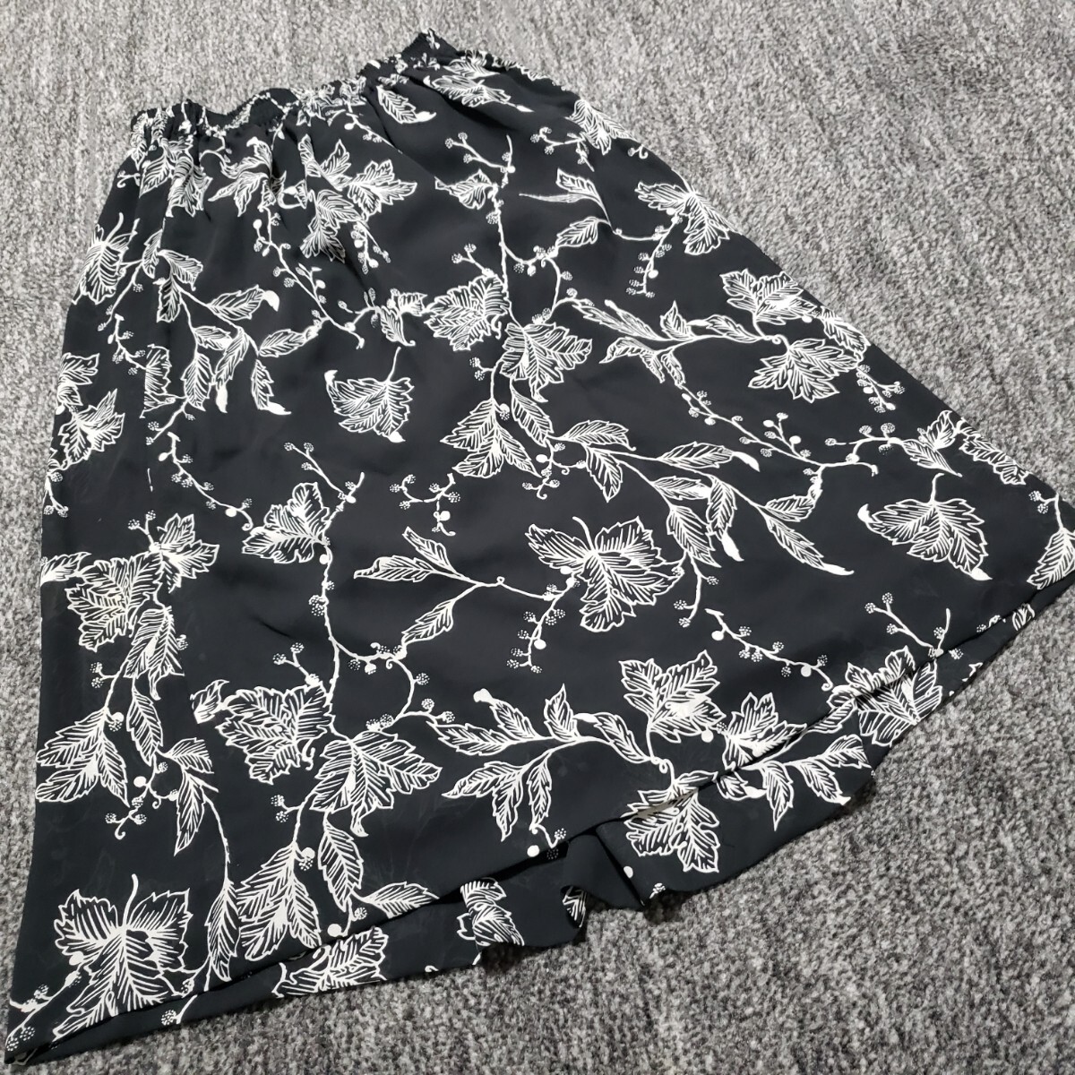 Y4　ヴィンテージ　花柄　スカート　黒　日本製　サイズM　まとめ買いがお得_画像4