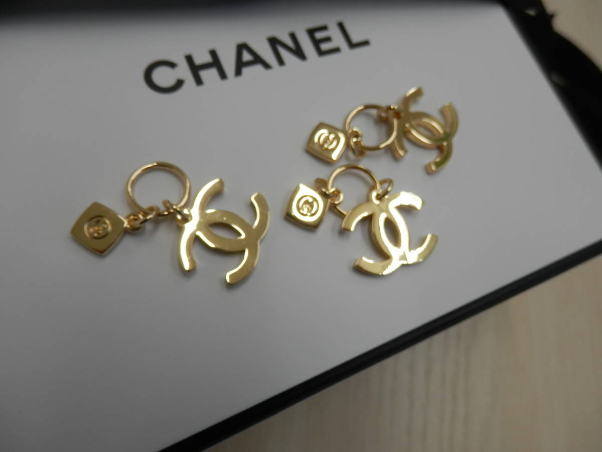 CHANEL シャネル ギフトボックスの出品 おまけついてきたホリデーチャーム 3個も付けます ロゴ チャーム 箱【A57】の画像1