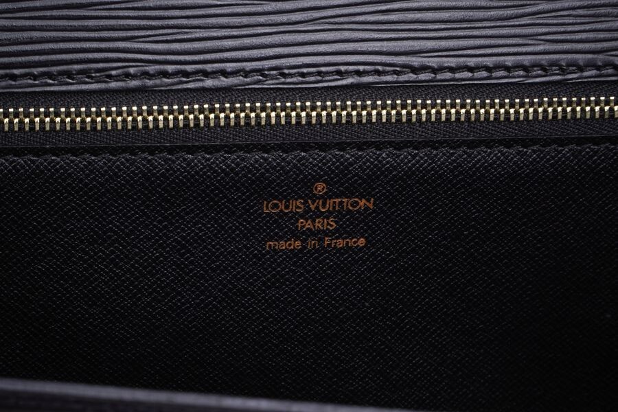 【極美品】 ルイヴィトン Louis Vuitton エピ モンソー ノワール 黒 2WAY ショルダーバッグ 斜めかけ ゴールド金具 定価約19万 1071の画像10
