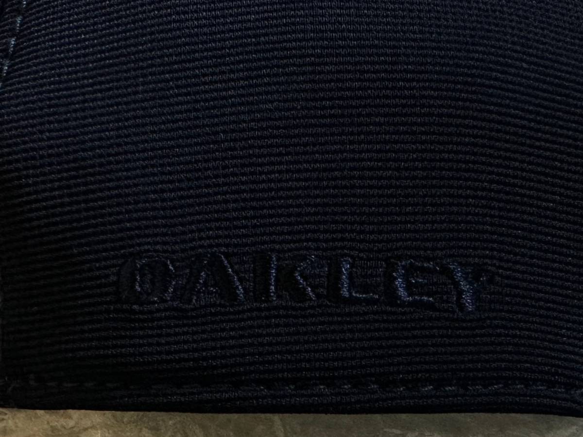 【未使用品】45B★OAKLEY オークリー キャップ 帽子 CAP 上品で高級感のあるネイビーの伸縮素材にメタル製ロゴ♪《伸縮前57㎝～60㎝位迄》_画像8