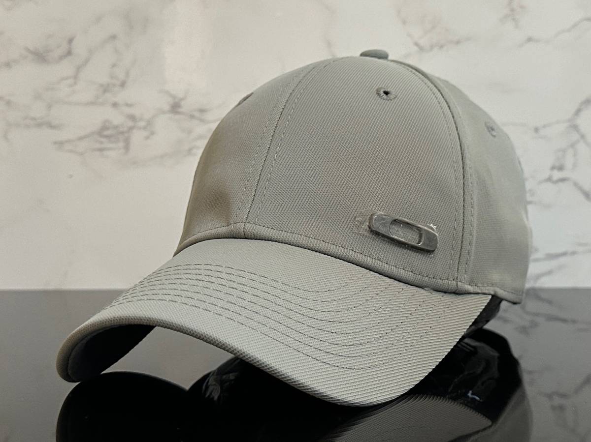 【未使用品】65D 上品★OAKLEYオークリー キャップ 帽子 CAP 上品で高級感のあるグレーの伸縮素材にメタル製ロゴ《伸縮前57㎝～60㎝位迄》_画像1