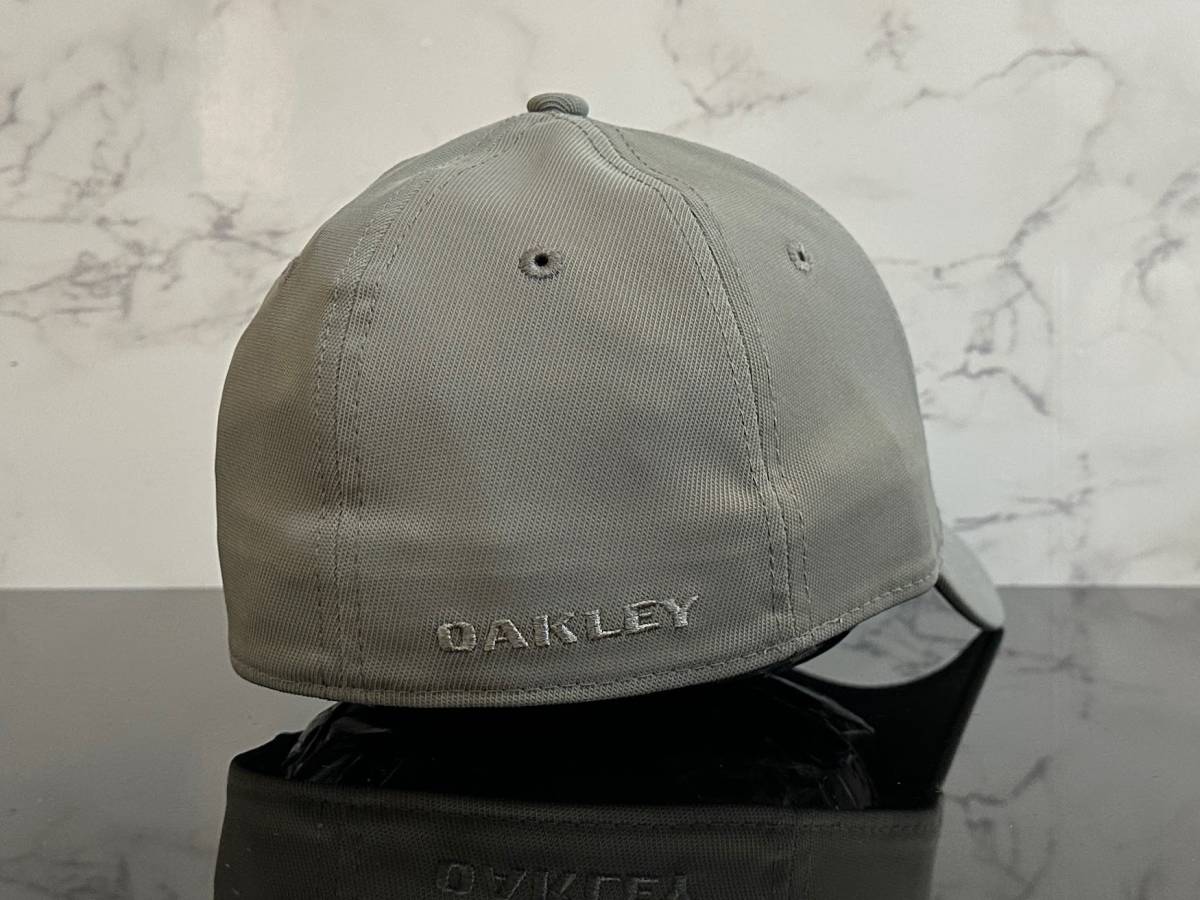 【未使用品】65D 上品★OAKLEYオークリー キャップ 帽子 CAP 上品で高級感のあるグレーの伸縮素材にメタル製ロゴ《伸縮前59㎝～61㎝位迄》の画像7