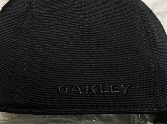 【未使用品】52E★OAKLEY オークリー キャップ 帽子 上品で高級感のあるブラックの伸縮素材にメタル製ロゴ♪《伸縮前60㎝～63㎝位迄》_画像6