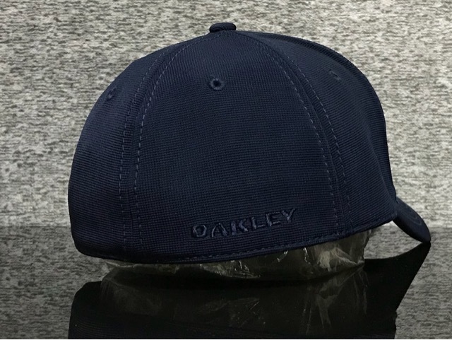 【未使用品】62D★OAKLEY オークリー キャップ 帽子 CAP 上品で高級感のあるネイビーの伸縮素材にメタル製ロゴ♪《伸縮前61㎝～63㎝位迄》の画像5