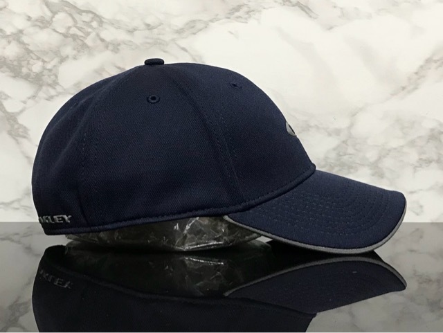 【未使用品】64D★OAKLEY オークリー キャップ 帽子 CAP 上品で高級感のあるネイビーの伸縮素材にグレーロゴ《伸縮前60㎝-63㎝位迄》_画像4