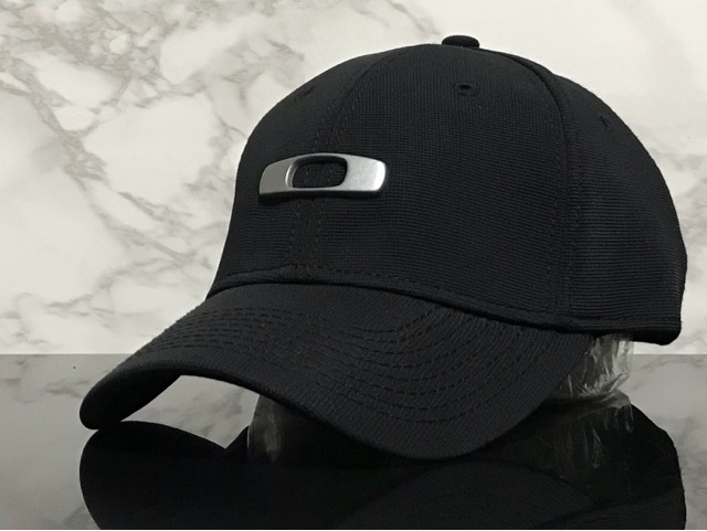 【未使用品】63A★OAKLEY オークリー キャップ 帽子 CAP 上品で高級感のあるブラックの伸縮素材にメタル製ロゴ♪《伸縮前59㎝～62㎝位迄》_画像1