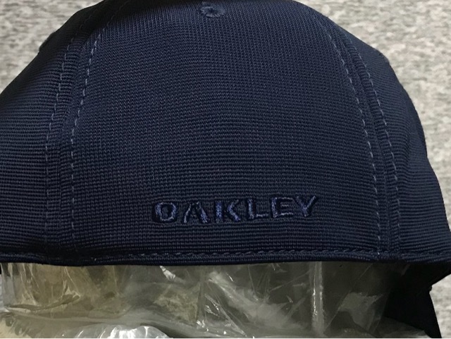 【未使用品】62D★OAKLEY オークリー キャップ 帽子 CAP 上品で高級感のあるネイビーの伸縮素材にメタル製ロゴ♪《伸縮前56㎝～59㎝位迄》_画像6